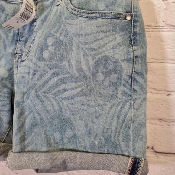 NWT Torrid Skull Monday Jean Shorts - Picture 4 of 8